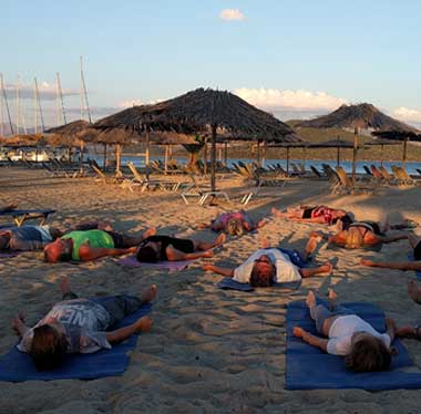 Samen Yin yoga op het strand